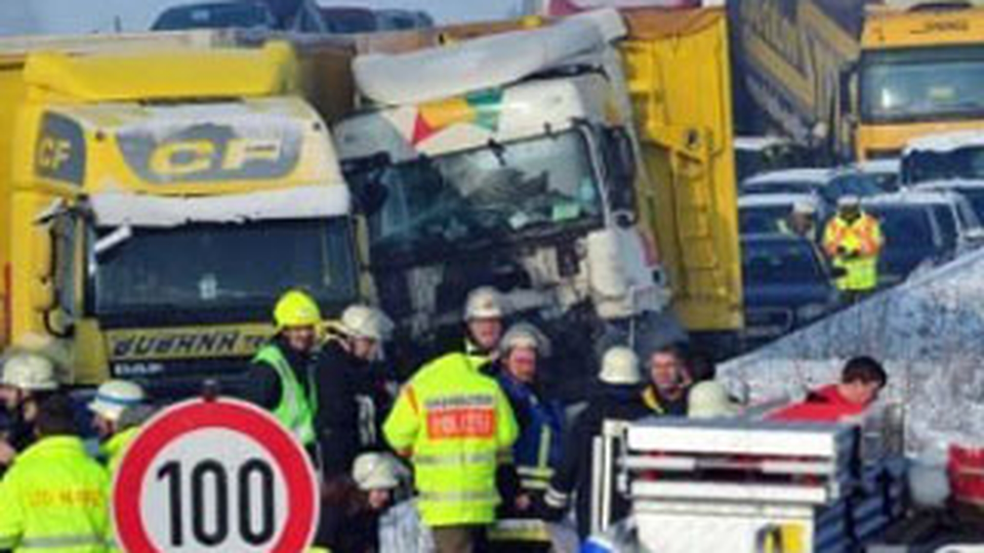 Accident in lant pe DN 7! Au fost implicate patru TIR-uri si un microbuz