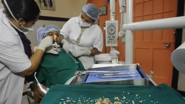 Crezi ca te doare cand mergi la dentist? Unui tanar de 17 ani i-au fost scosi 232 dinti, iar medicii au ramas cu gura cascata