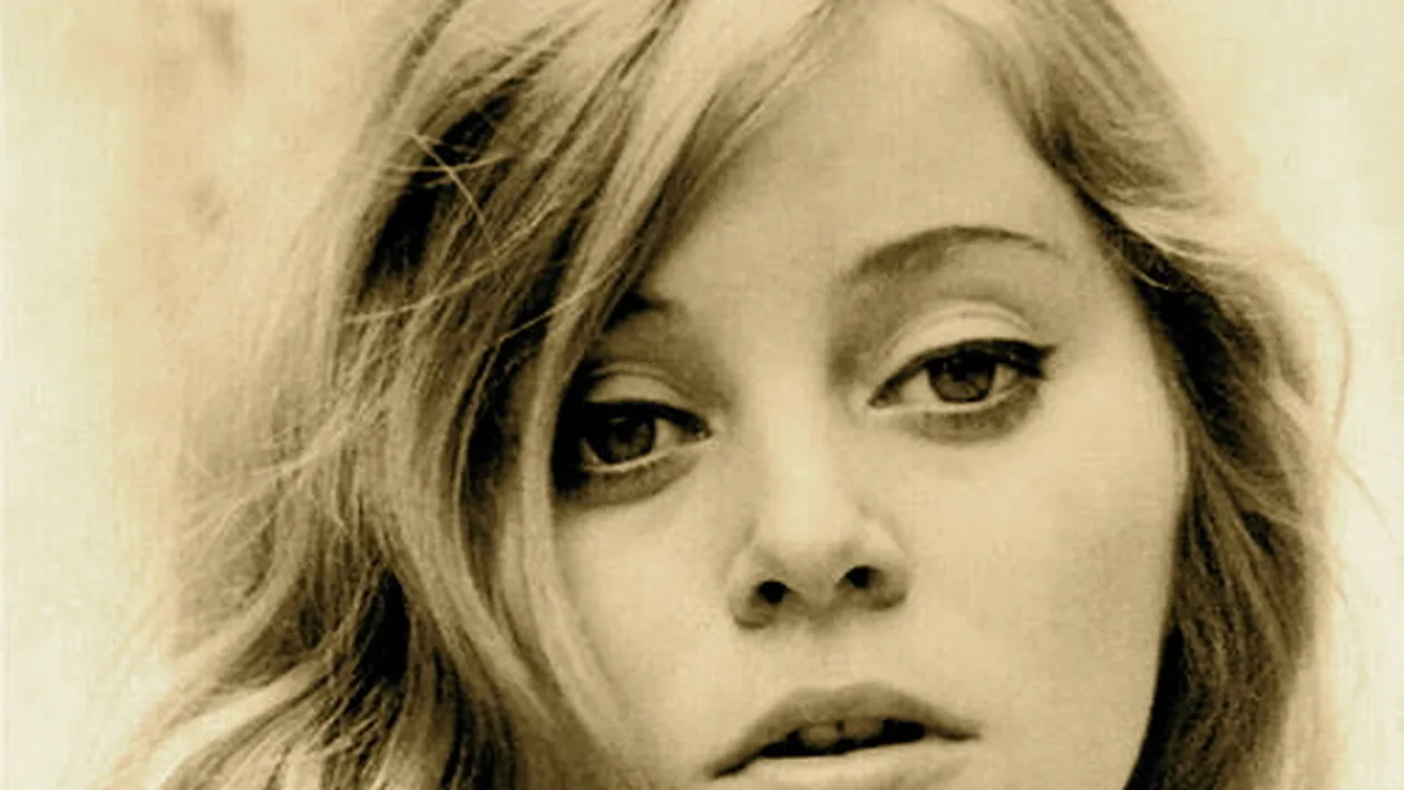 Mihai Bendeac si-a provocat fanii de pe Facebook cu această fotografie! Tu ghicesti cine e tânăra superbă din imagine?