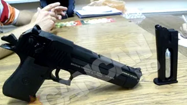 Patru barbati din Galati au tras cu pistolul cu gaze intr-o femeie, din teribilism