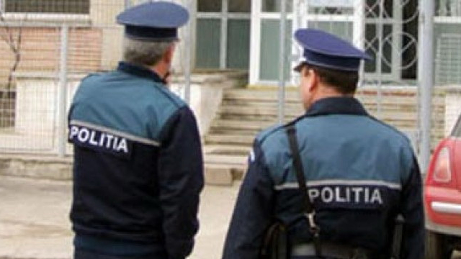 Ce miracol! O fata de 16 ani a supravietuit dupa ce s-a aruncat de la etajul trei
