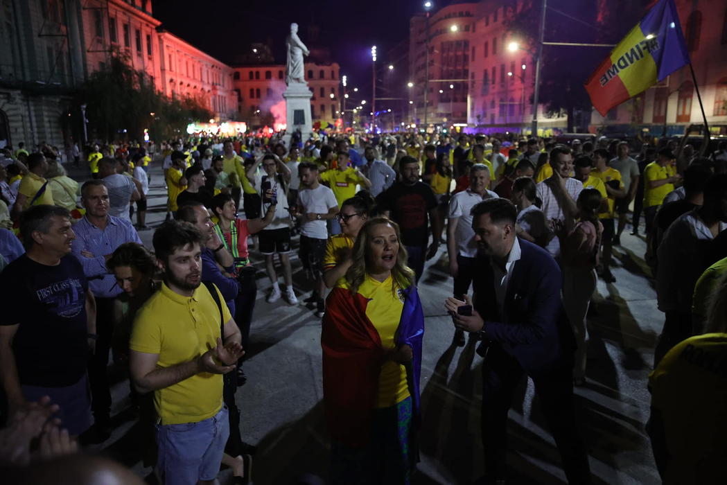 Elena Lasconi, cu fotograful după ea, printre microbiști (sursa FOTO: Facebook)