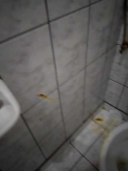Imagini greu de privit de la Spitalul Județean de Urgență Reșița. Pacienții cu COVID stau dezbrăcați, pe holuri. FOTO