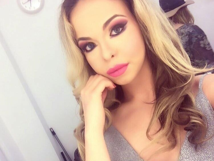 Relaţia lor n-a rezistat nici măcar o lună! Barbie de România l-a ”tradus” pe Versace!