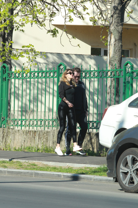 Răzvan Plumb, zis Bozo, a părăsit ”izoarea” și a dat o tură de cartier, alături de blonda lui