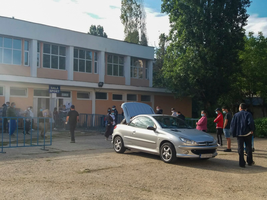 2.000 de craioveni primesc alimente gratuite lunar