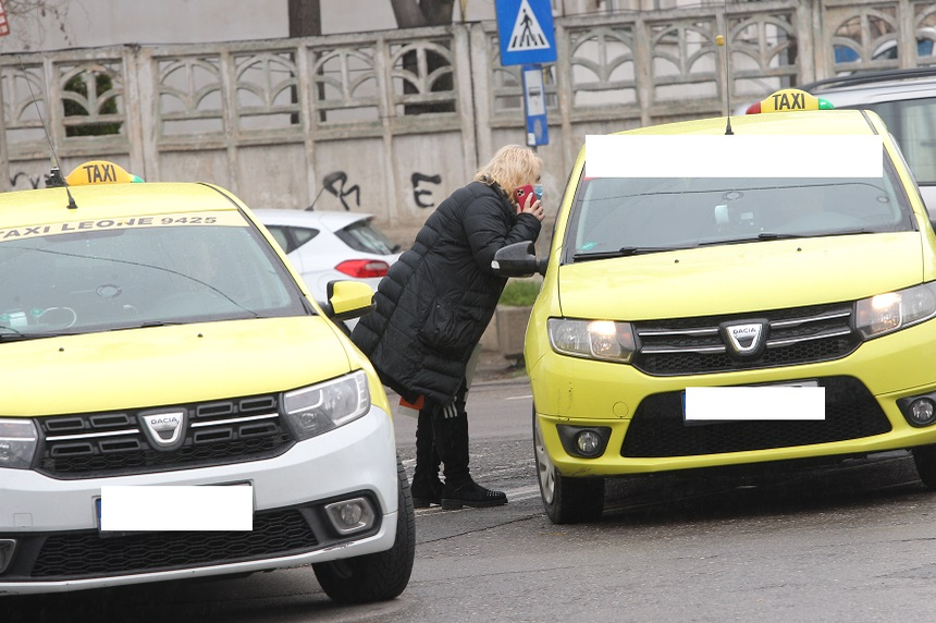 Viorica din Clejani "negociază" cu taximetristul