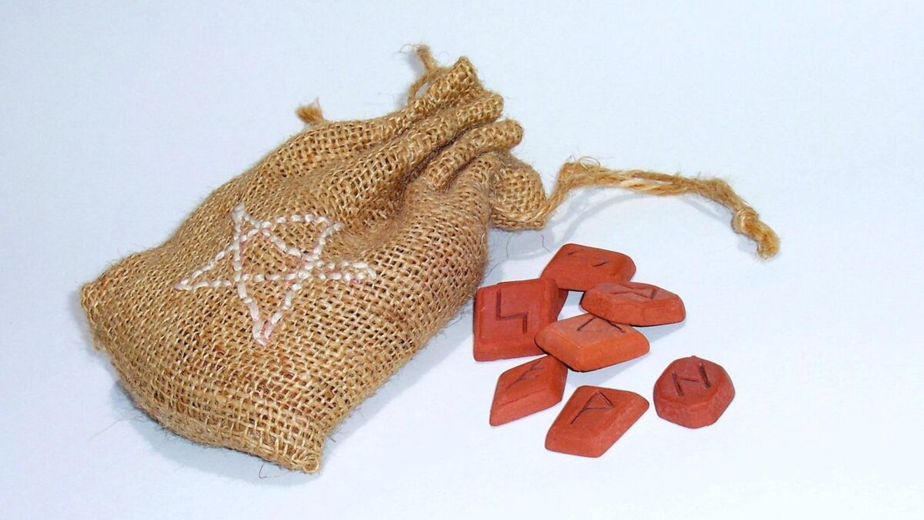 Horoscop rune azi, 20 august 2026. Runa Kenaz vine cu un avertisment puternic: atenție la bani și la foc iar o zodie trebuie să se gândească de două ori înainte să scoată banii din buzunar