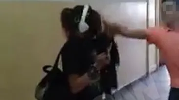 Un cocalar snopeste in bataie o fata, in liceul Petru Rares din Capitala