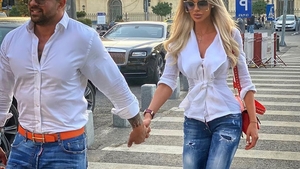 Imagini halucinante! Alex Bodi a publicat înregistrări făcute după ce Bianca Drăguşanu a luat mai multe pastile cu alcool. A fost găsită pe jos, lângă pat