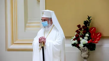 Patriarhul Daniel încurajează măsurile de prevenire a răspândirii virusului COVID-19! Acesta a apărut purtând mască de protecție la o reuniune publică