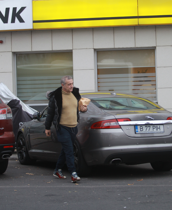 Becali s-a îmbrăcat în trening pentru vizita la bancă