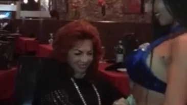 EXCLUSIV DE LA MIAMI. Sexoasa Loulou a dansat din buric în restaurantul lui  Borcea din Miami! Imagini unice. Carmen Harra i-a îndesat dolari în sutien şi chiloţi iubitei lui Lazarus!