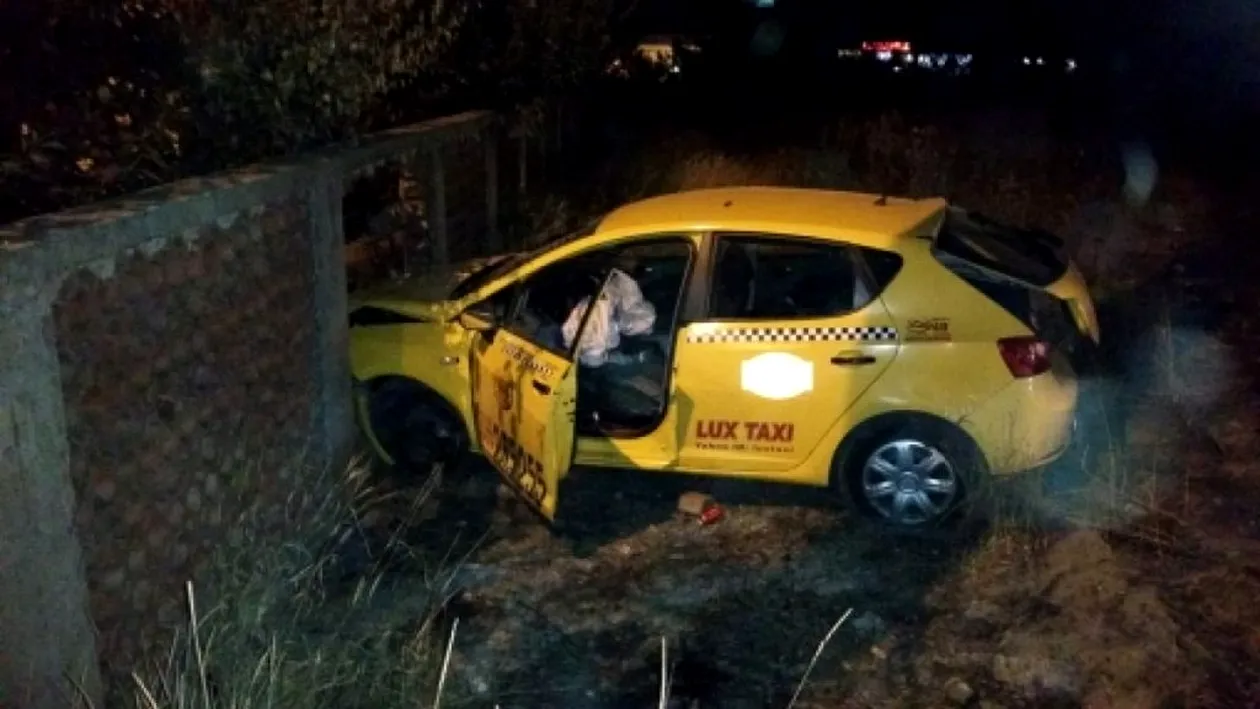 Un taximetrist băut a intrat cu mașina într-un stâlp de electricitate, apoi a fugit