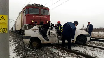 Scene dramatice în judeţul Vrancea! O maşină de Poliţie a fost lovită de tren