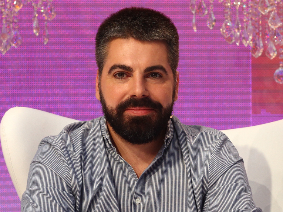 Răzvan Ciobanu şochează din nou. A apărut pe toaletă cu lenjeria şi chiloţii în vine în timp ce…