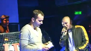 VIDEO Puya si Mihai Morar au facut un duet inedit! Au cantat impreuna "Sus pe bar"!