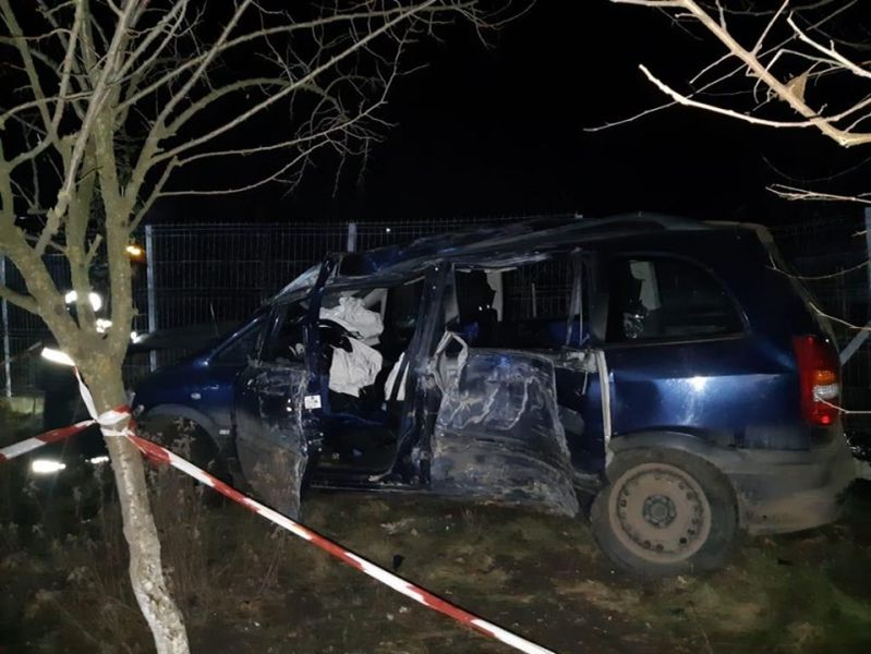 Grav accident în Giurgiu. O femeie a murit, iar un bărbat și 3 copii au fost răniți după ce mașina s-a izbit de un copac