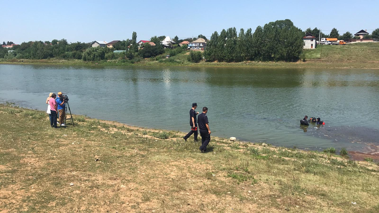 Anchetatorii caută dovezi în balta de la Drăghiceni