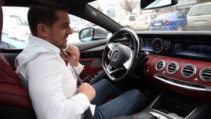 CANCAN.ro vă arată imagini în premieră cu norocosul din Călăraşi care a câştigat 10 milioane de la LOTO. Fostul poliţist comunitar şi-a luat un super-Mercedes, iaht şi a plătit aproape 100.000 € pe vacanţe! Între timp, şi-a băgat banii în trei afaceri, dar pe una a închis-o deja!
