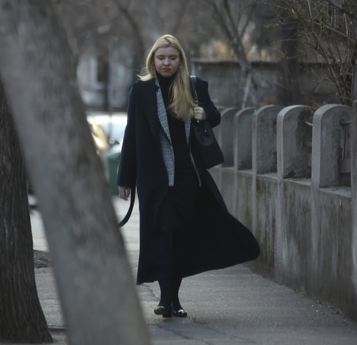 Karina, îmbrăcată ca un om de rând (SURSA FOTO: CANCAN.RO)