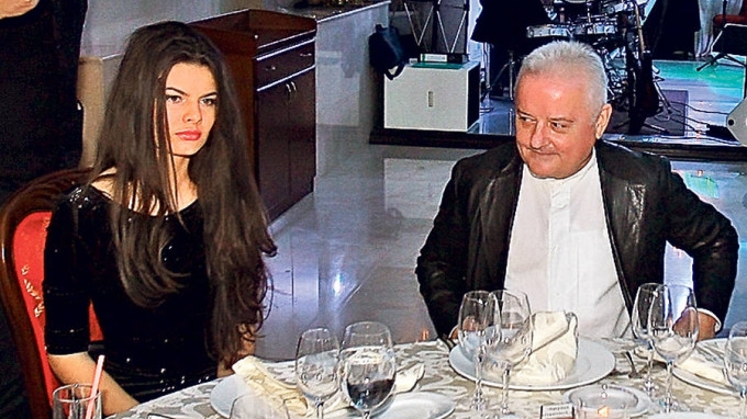 Isi vrea cu orice pret eleva inapoi! Vezi aici la ce masuri extreme a recurs Irinel Columbeanu pentru a se impaca cu fosta iubita!