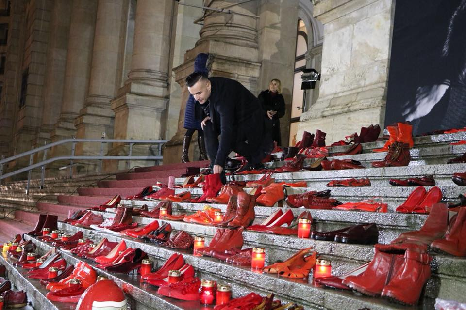 Apariție bizară în cimitir, cu doar câteva minute înainte ca sicriul lui Răzvan Ciobanu să ajungă la groapă