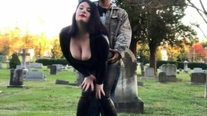 Cele mai șocante postări pe rețelele sociale. Selfie sexy de la înmormântarea nepotului de patru ani și alte ipostaze revoltătoare