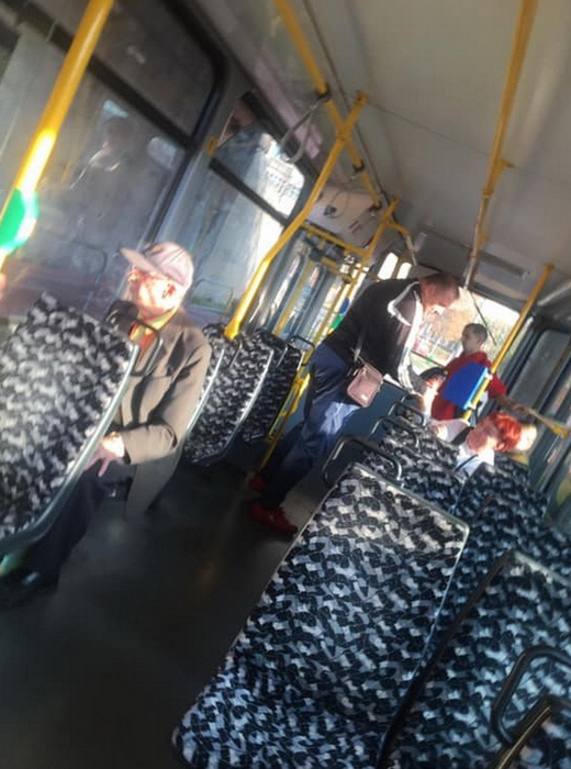 Un bărbat a fost surprins făcându-și nevoile într-un tramvai, în miezul zilei