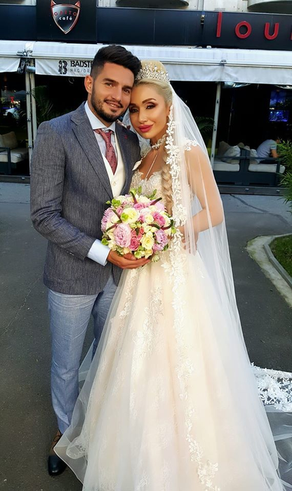 SONIA TRIFAN, la braţul naşului ei, IONIŢĂ de la CLEJANI. Cum a arătat blondina îmbrăcată în rochia albă de mireasă
