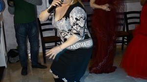 Viorica de la Clejani si-a facut debutul in modeling! A defilat in pasi de muzica de petrecere si s-a unduit in fata camerelor!