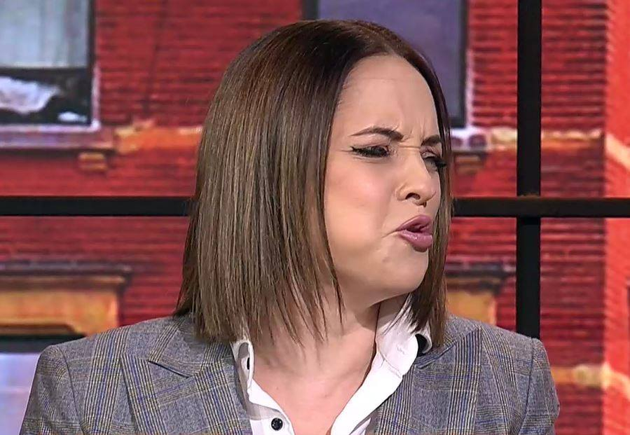 Andreea Marin s-a îngrăşat şi nu mai arată aşa cum o ştiai! A făcut guşă. FOTO