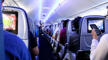 Pasagerii care ascultă muzică fără căști vor fi dați jos din avion. Compania aeriană care a luat deja decizia