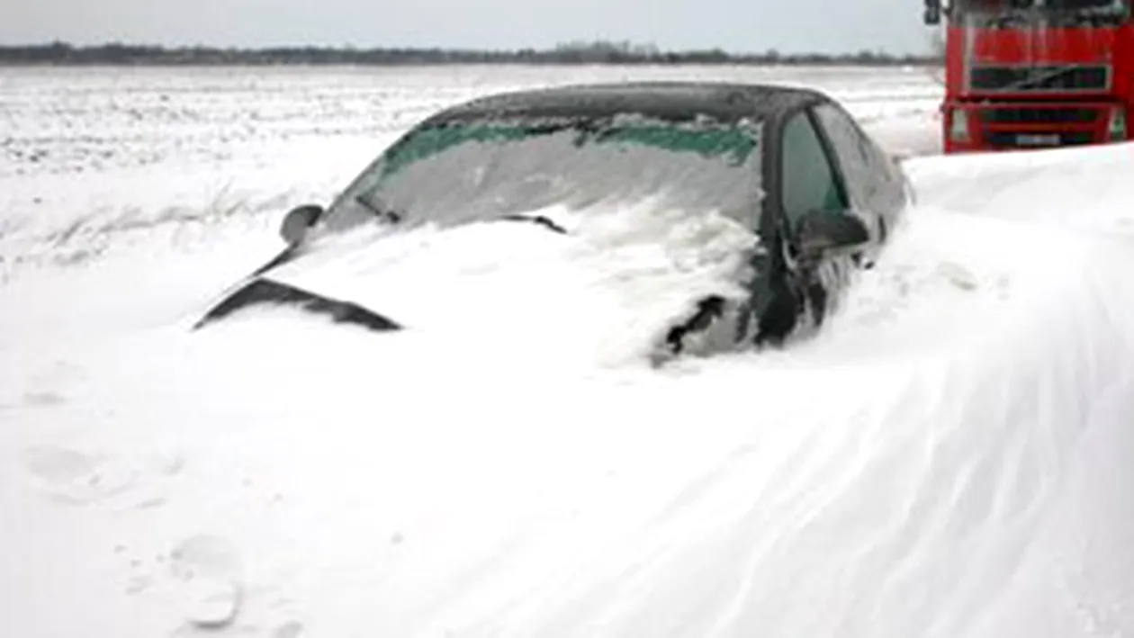 Drumuri inchise si masini blocate in trafic din cauza viscolului si a zapezii, in Dolj
