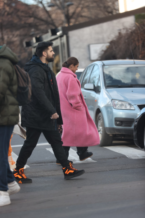 Theo Rose și iubitul, gesturi tandre în fața prietenilor! Pentru ce outfit-uri au optat artista și nepotul lui Nea Mărin!