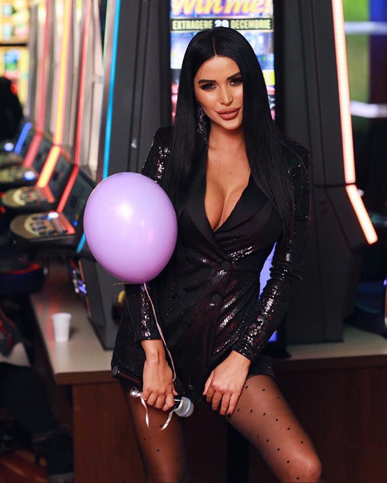 Daniela Crudu, dependentă de operații estetice de 10 ani! Cum arăta la debutul în showbiz, când era blondă şi fără silicoane