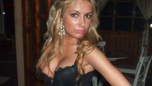 Sexy-brăileanca a plecat în Germania pentru a-şi creşte copilul! Ziua are grijă de băieţel, iar noaptea....