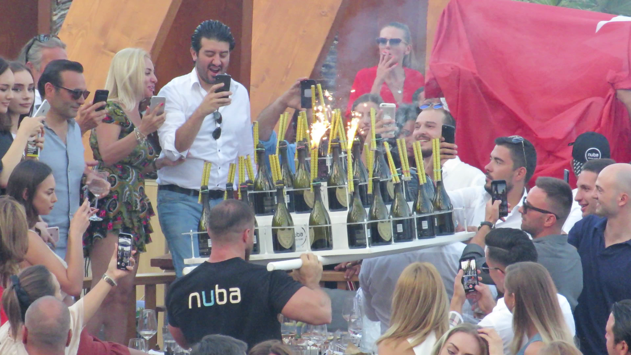 Angajații de la NUBA au adus o piramidă de Dom Perignon pe imnul Turciei