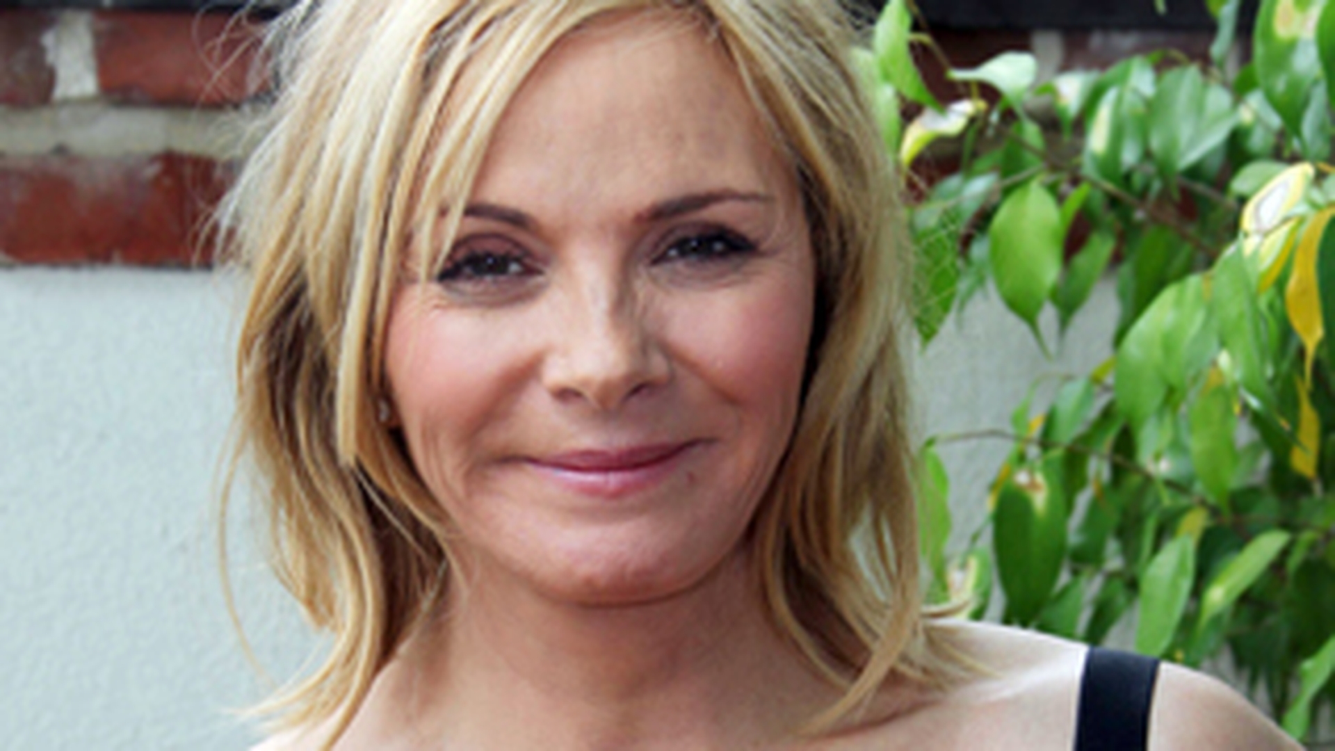 Kim Cattrall nu vrea sa arate mai tanara decat este: "Nu am incredere in operatiile estetice"