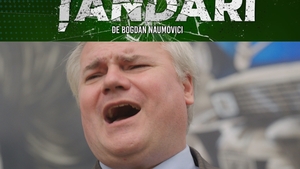 Promisiuni electorale mari, bugete mici și un meci „salvator” - se văd în ȚĂNDĂRI, comedia lui Bogdan Naumovici