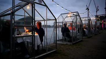 Idee inedită la un restaurant din Amsterdam!  Adăposturi de sticlă, anti-COVID pentru respectarea măsurilor de distanţare socială