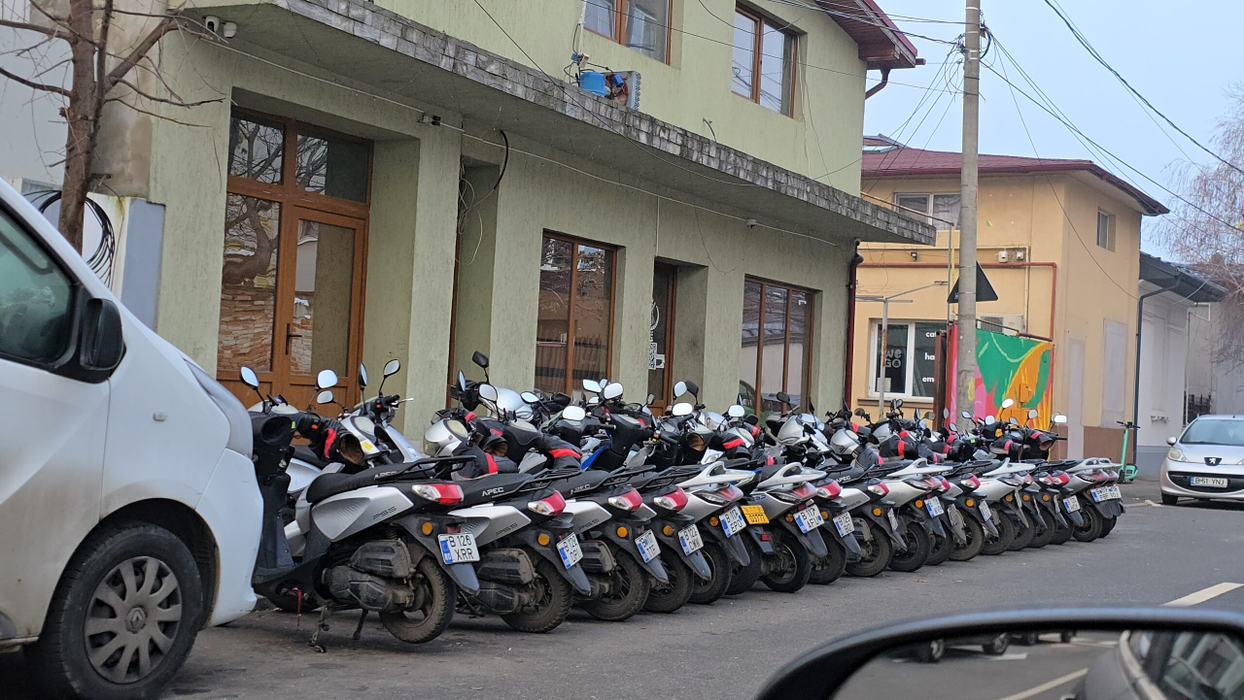 Cum trăiesc nepalezii care ne aduc pizza și sushi la ușă: zeci de scutere și povești ascunse într-o vilă de la Gara de Nord