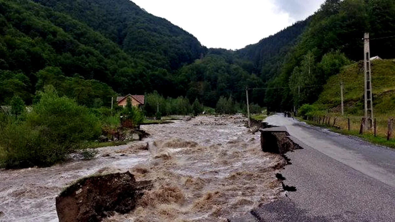 Codul portocaliu de inundaţii, prelungit până luni la ora 16.00