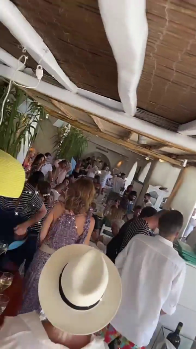 Alin Cocoș și Monica Orlanda au plecat într-o vacanță de vis, în Grecia, alături de prieteni (sursa foto Instagram)