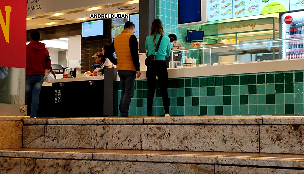 Andrei și Grațiela își așteaptă comanda de la fast-food (Foto: CANCAN.RO)