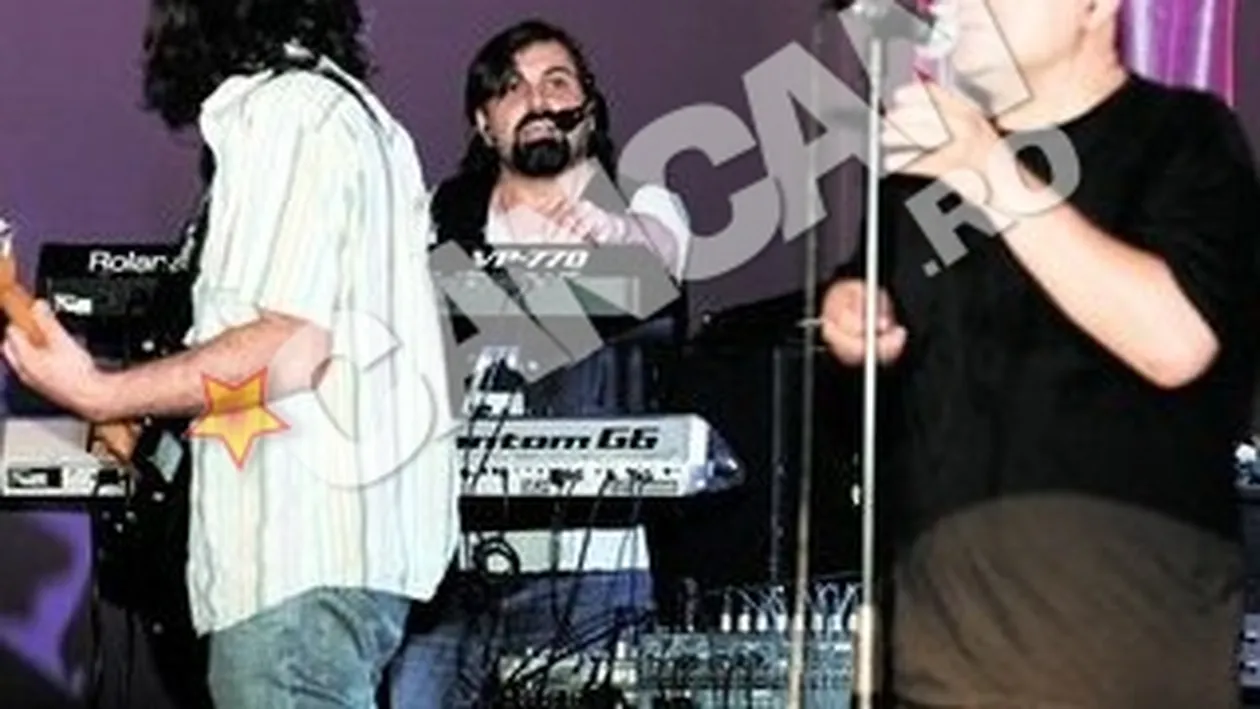 Concert de debut fara spectatori pentru fostul sot al Madalinei Manole. Petru Mircea a cantat la mese goale