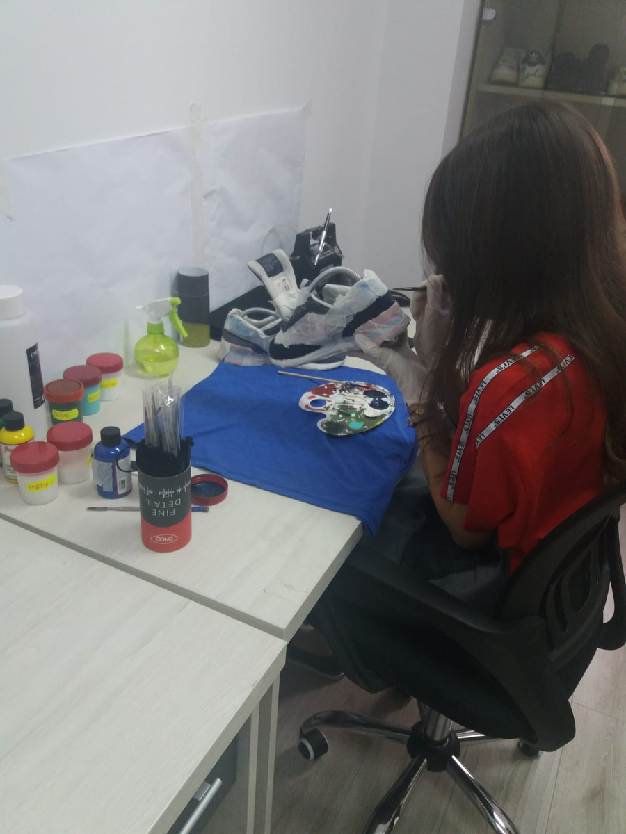 Încălțămintea donată este recondiționată și oferită nevoiașilor