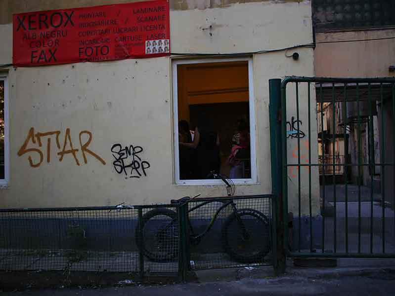 În spatele blocului s-ar petrece lucruri necurate, conform administratorului