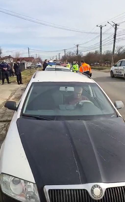 Scene de-a râsu’-plânsu’ în Târgoviște. Un șofer s-a închis 2 ore în mașină, după ce a fost tras pe dreapta de polițiști. Mascații au fost chemați să intervină| VIDEO