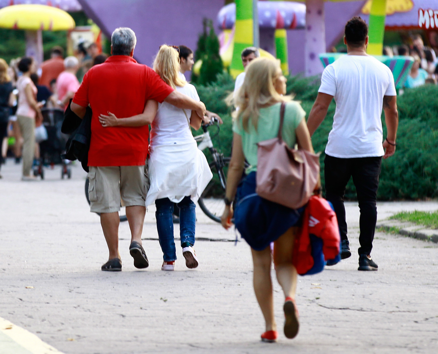 Tatăl Andei a venit în vizită în România şi a ţinut-o în braţe tot timpul plimbării în parc